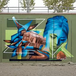 Graffiti rostro mujer y tren en Barcelona por ZuriK