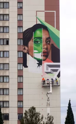 mural la mujer de los mil rostros en Marsella por zurik