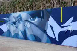 graffiti rostro azul en barcelona por zurik