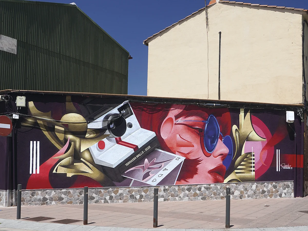 Mural camara polaroid en terrassa