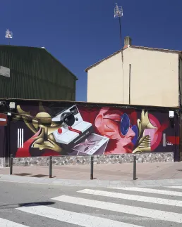 Mural camara polaroid en terrassa