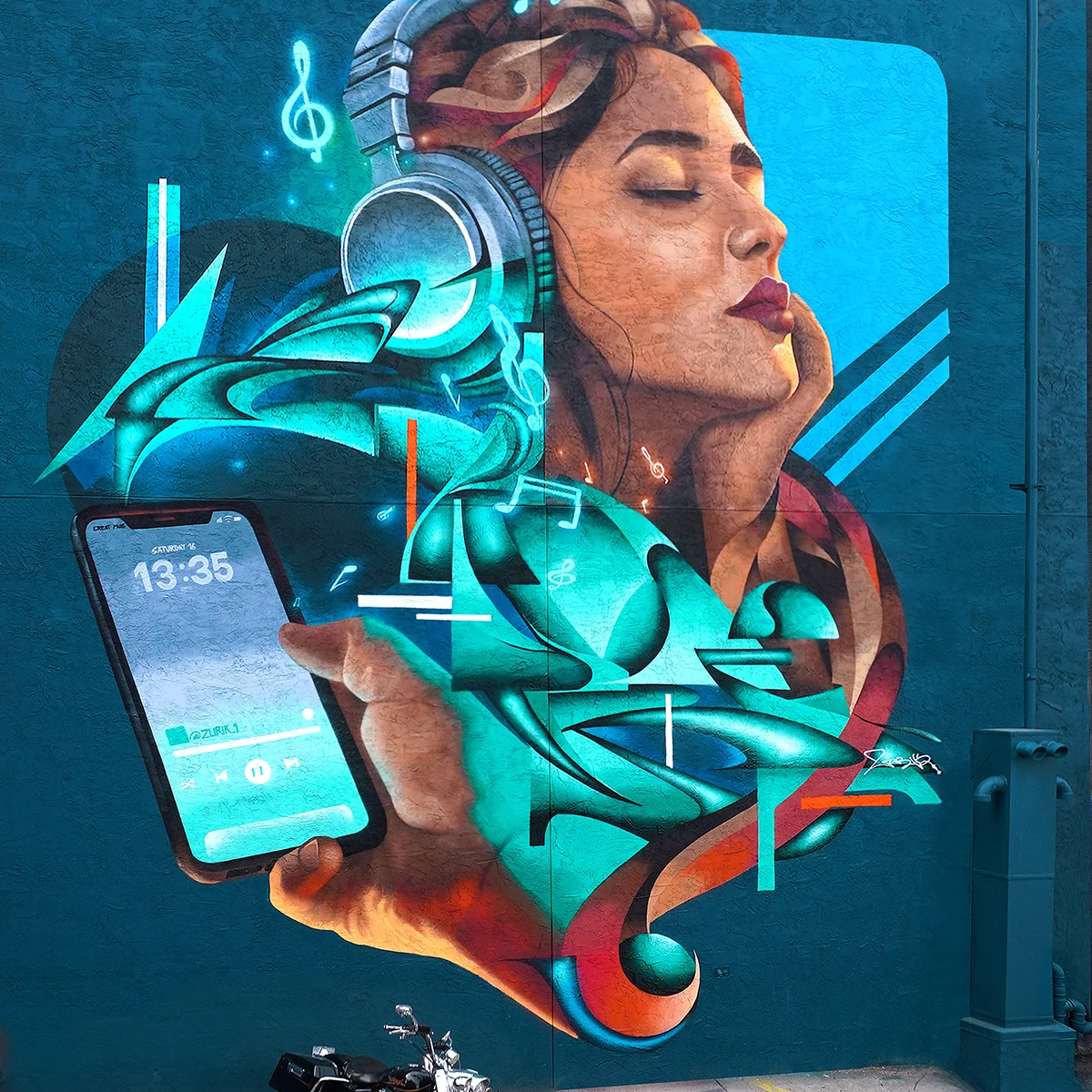 Mural mujer escuchando musica