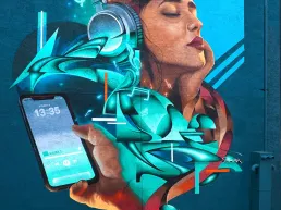 Mural mujer escuchando musica