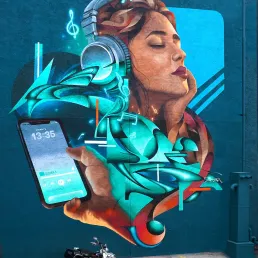 Mural mujer escuchando musica