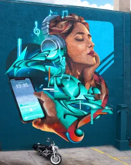Mural mujer escuchando musica