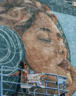 Mural mujer escuchando musica