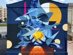 Graffiti mural niña con luz amarilla por zurik