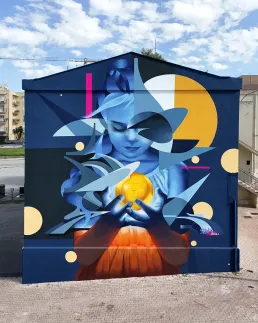 Graffiti mural niña con luz amarilla por zurik