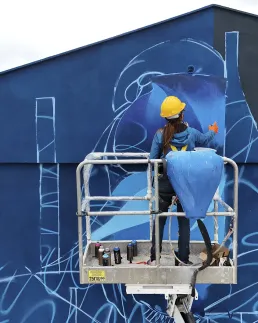 Graffiti mural niña con luz amarilla por zurik