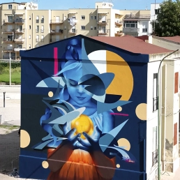 Graffiti mural niña con luz amarilla por zurik