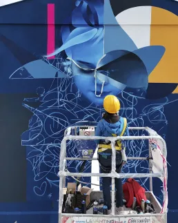 Graffiti mural niña con luz amarilla por zurik