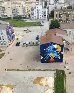 Graffiti mural niña con luz amarilla por zurik