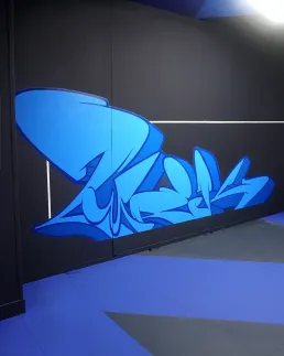 Graffiti mural en habitación interior exposición Zoo Art Show por Zurik