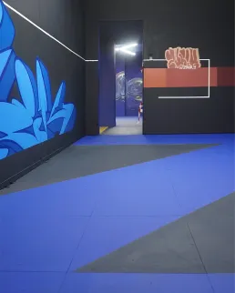 Graffiti mural en habitación interior exposición Zoo Art Show por Zurik