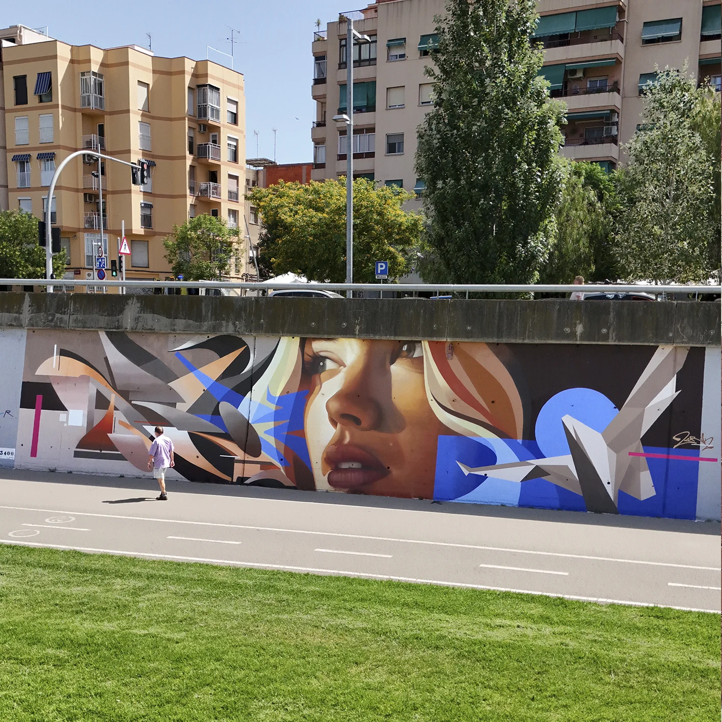 Mural chica con pájaro de papel en el BesArt, parc fluvial del besòs, por zurik