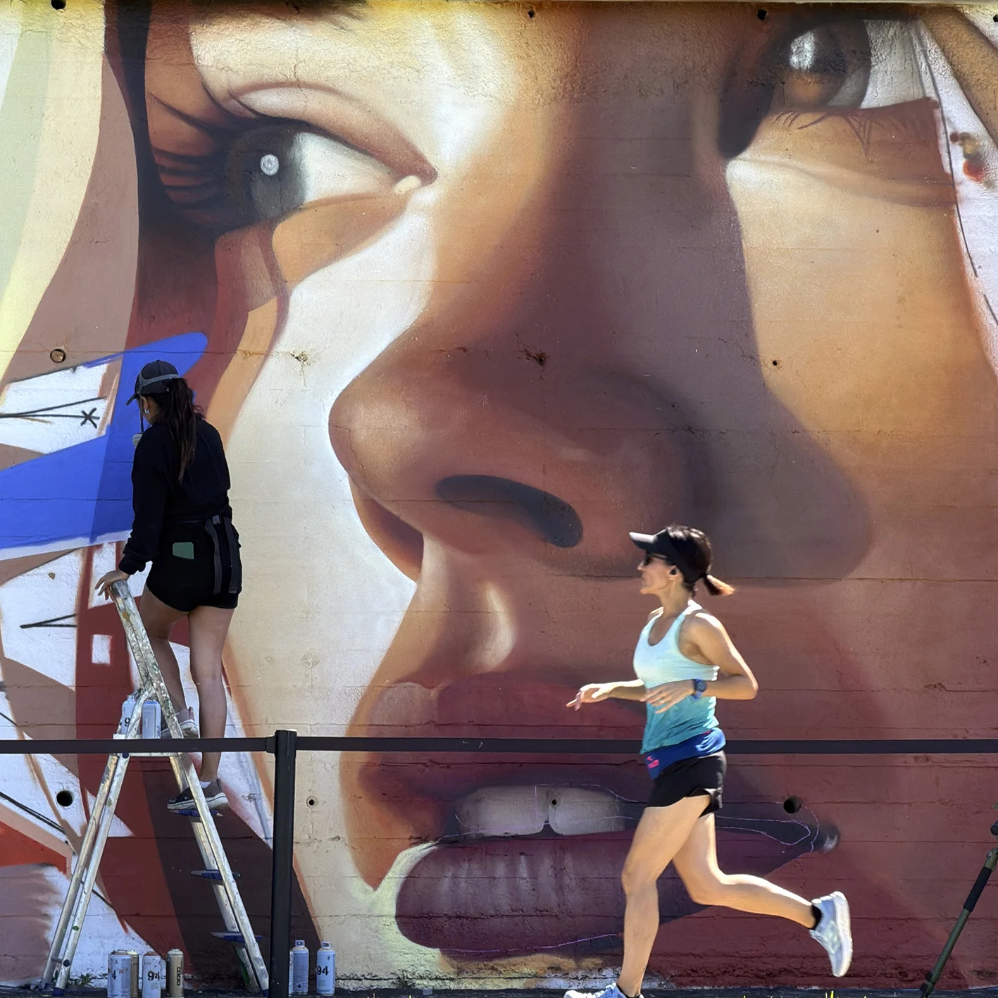 Mural chica con pájaro de papel en el BesArt, parc fluvial del besòs, por zurik