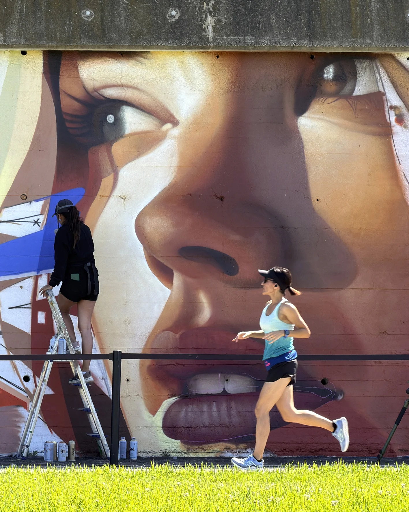 Mural chica con pájaro de papel en el BesArt, parc fluvial del besòs, por zurik