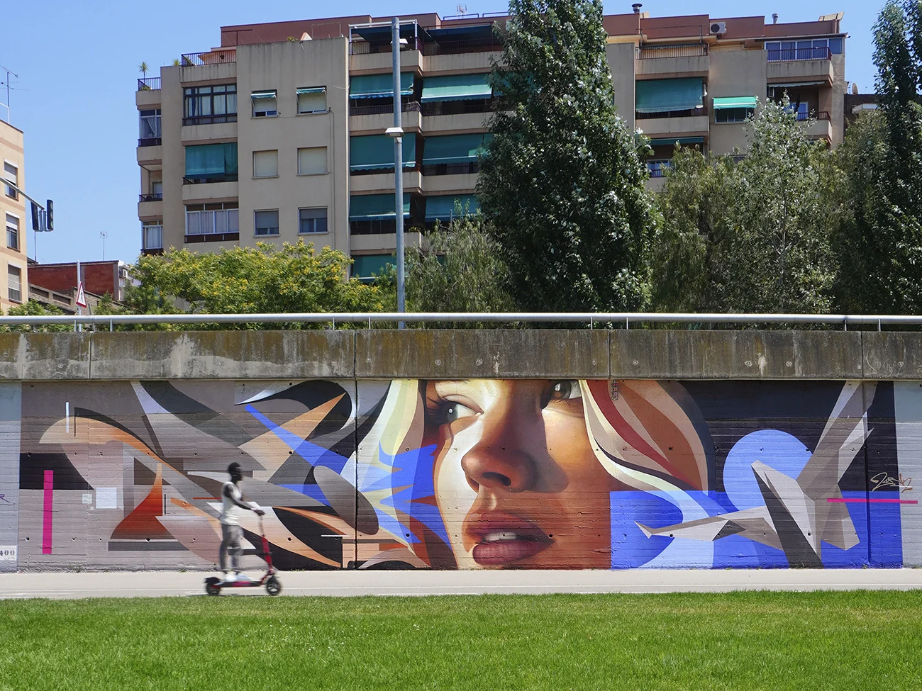 Mural chica con pájaro de papel en el BesArt, parc fluvial del besòs, por zurik