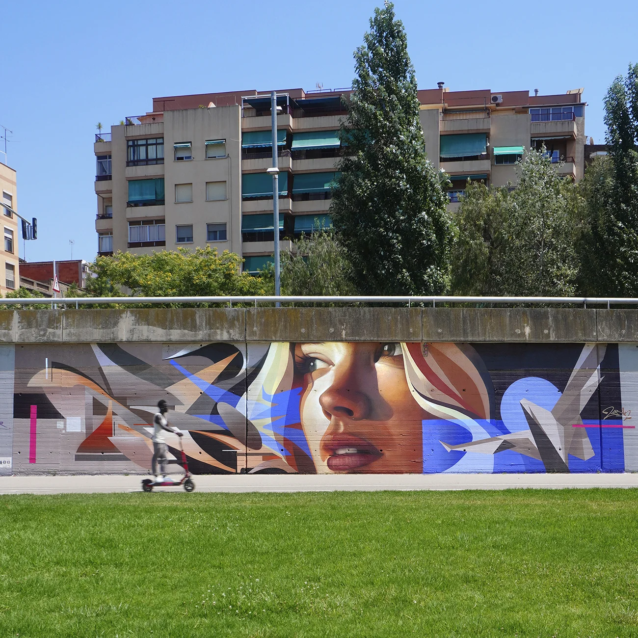 Mural chica con pájaro de papel en el BesArt, parc fluvial del besòs, por zurik